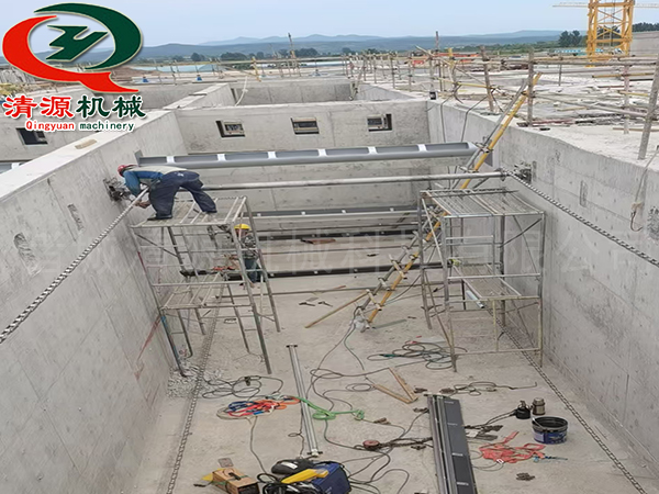 鏈板式刮油刮泥機(jī)安裝.jpg